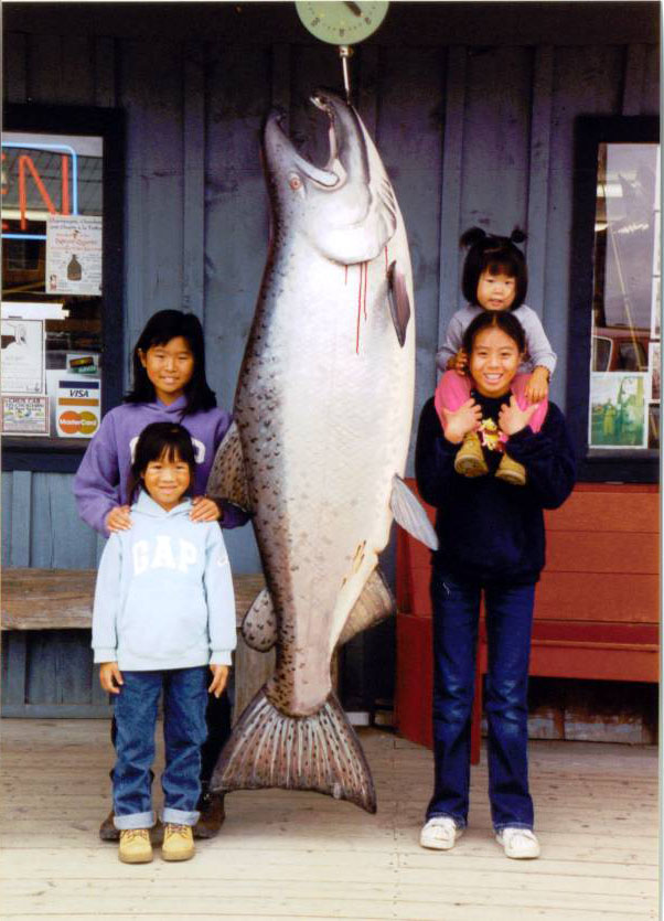 girlss with trophy king.jpg girlss with trophy king.jpg